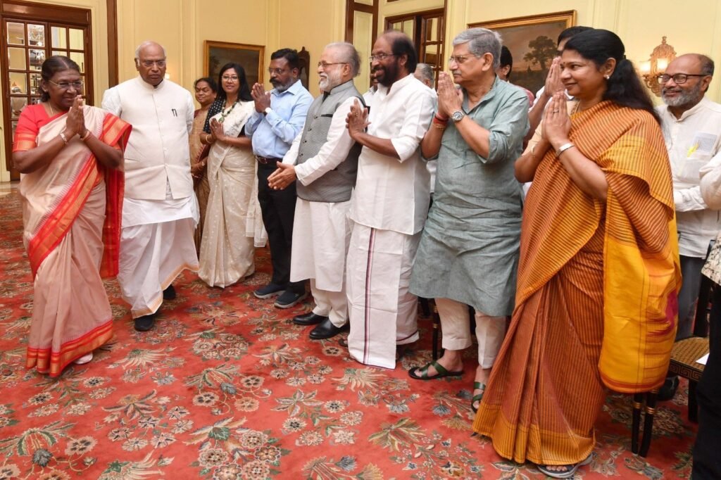 INDIA गठबंधन के नेताओं ने राष्ट्रपति से मुलाकात की