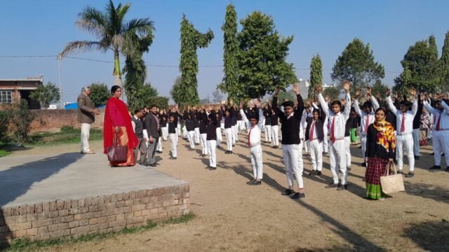 विद्यार्थियों को दी यातायात के नियमों की जानकारी