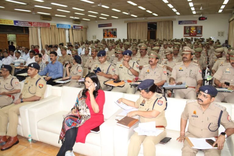 जिला निर्वाचन अधिकारी ने की सैक्टर मजिस्ट्रेट तथा एआरओ के साथ बैठक