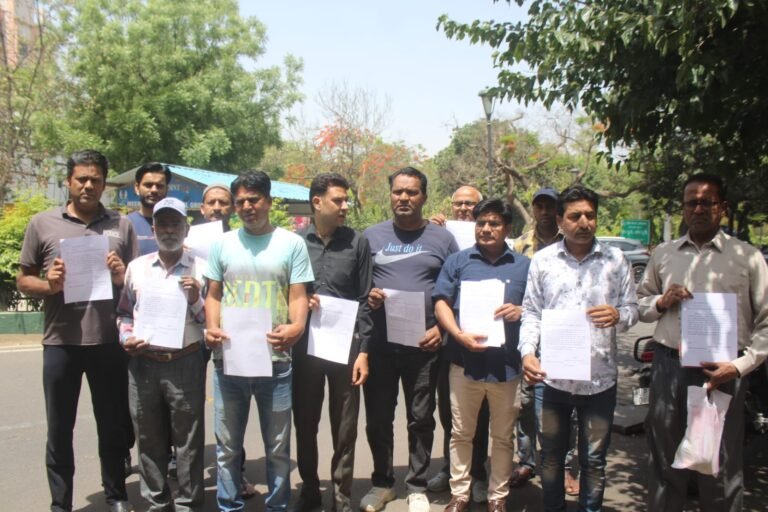 दुकानें तो तोड़ दी, लेकिन दूसरी जगह नहीं दी