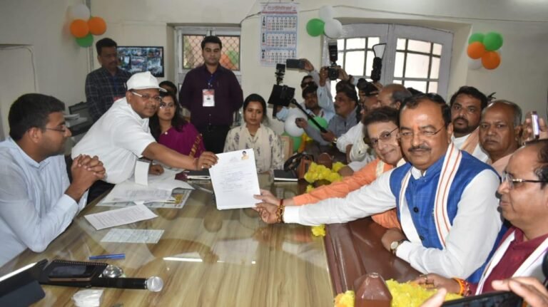 भाजपा प्रत्याशी अरुण गोविल ने भरा पर्चा, डिप्टी सीएम केशव प्रसाद मौर्य रहे मौजूद