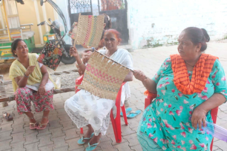 भारी विद्युत कटौती के बीच भीषण उमस ने जनता का निकाला पसीना