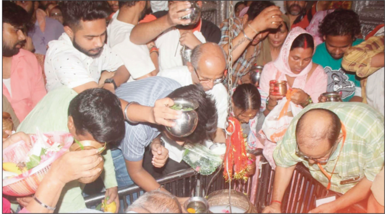 सावन के पहले सोमवार को श्रद्धालुओं ने किया शिवलिंग पर जलाभिषेक