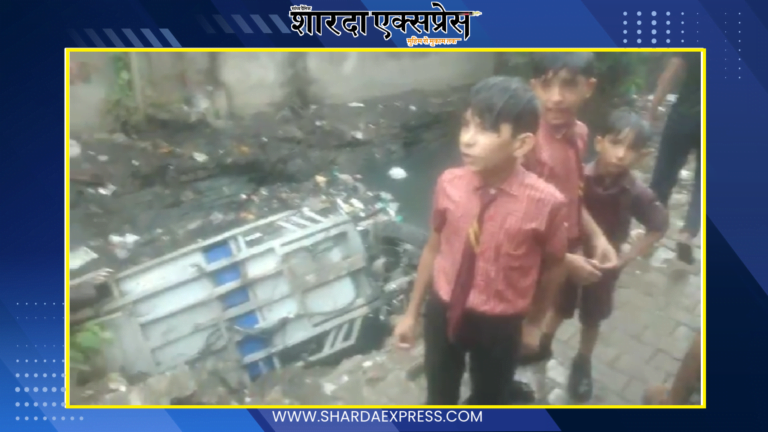 E-rickshaw overturned in drain: मेरठ में स्कूली बच्चों से भरा एक ई-रिक्शा नाले में पलटा, मची अफरातफरी