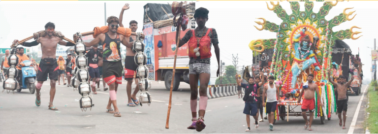 पसीने से भीगा तन, पैरों में छाले, शिव का नाम ले बढ़ रहे भोले