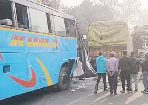 Pilibhit Accident: खड़े ट्रकों से टकराई बस, एक व्यक्ति की मौत