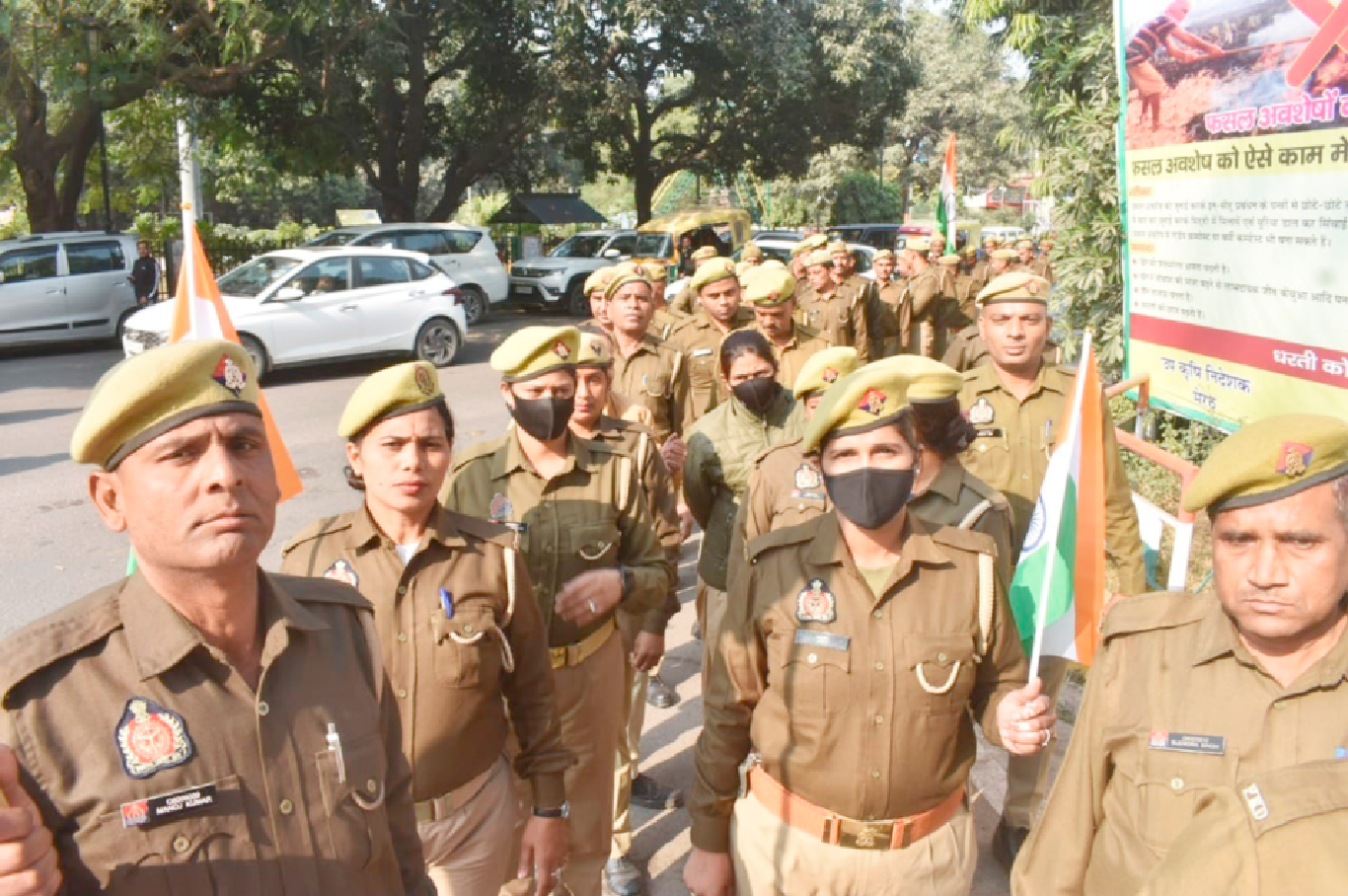 पीआरडी ने उठाई समान काम-समान वेतन की मांग, मेरठ कमिश्नरी पर किया प्रदर्शन