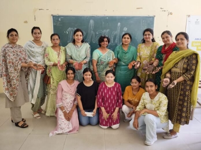 मेरठ कालेज में हुई मेंहदी प्रतियोगिता