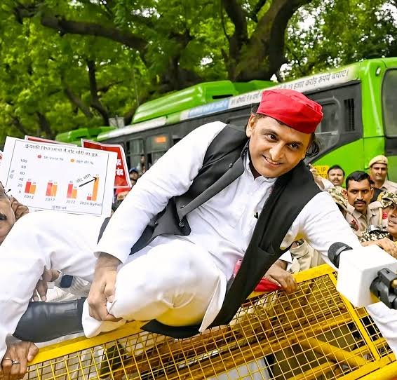 अखिलेश यादव का संसद मार्च बैरिकेडिंग छलांग संघर्ष