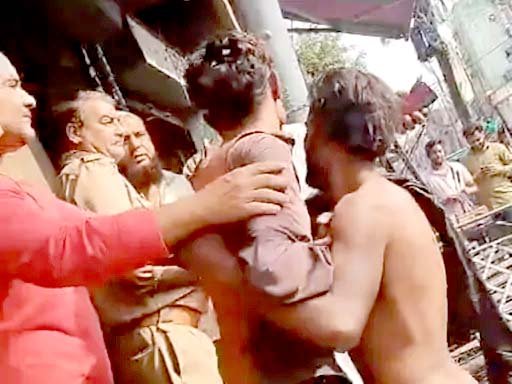 Nashedio ne police walo ko daudaya