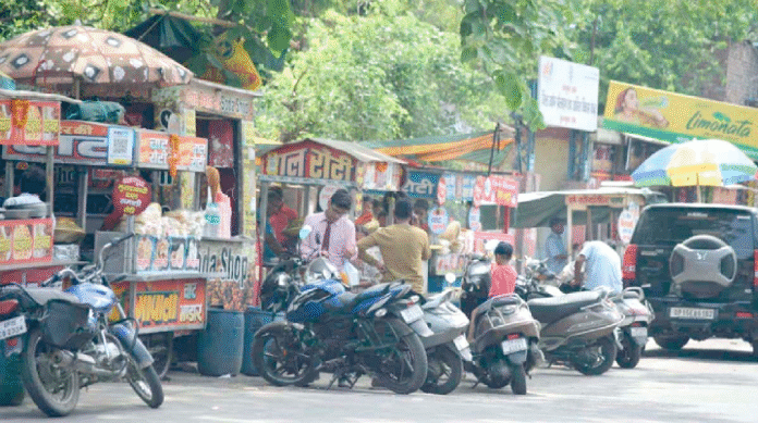 Street vendors on the roads causing traffic jams