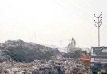 मेरठ: कल है सुनवाई, इसलिए कूड़ा उलटा-पलटी को मशीन लगाई