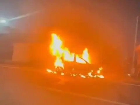 Noida Car me lagi aag