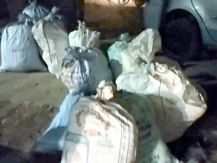 Nuh Ghar me ghusi car