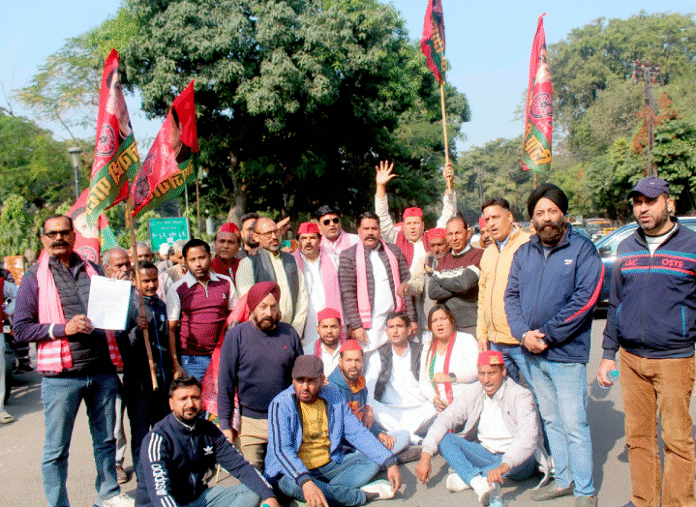 SP workers protested against the irregularities in the SIR survey