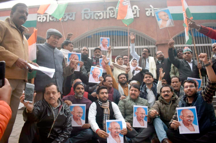 मेरठ कलक्ट्रेट पर कांग्रेसियों का प्रदर्शन