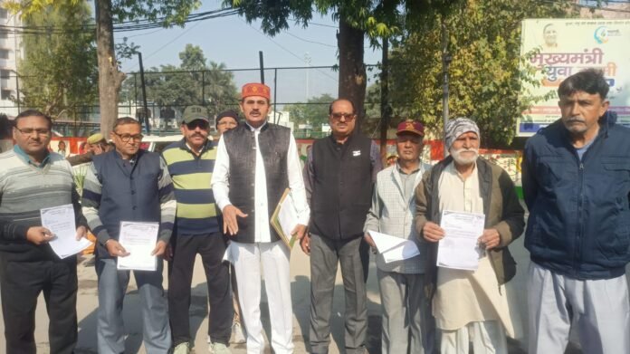Ex-servicemen submitted a memorandum to the DM demanding waiver of house tax गृह कर माफ कराने की मांग को लेकर भूतपूर्व सैनिकों ने डीएम को सौंपा ज्ञापन