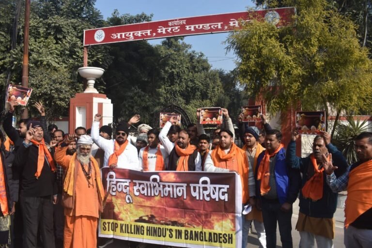 मेरठ: बांग्लादेश में हिंदुओं पर हो रहे अत्याचार के विरोध में ‘हिंदू स्वाभिमान परिषद’ ने किया प्रदर्शन