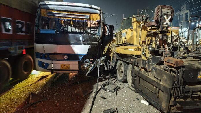 दिल्ली–देहरादून नेशनल हाईवे- NH-58 पर मंगलवार तड़के एक बड़ा सड़क हादसा