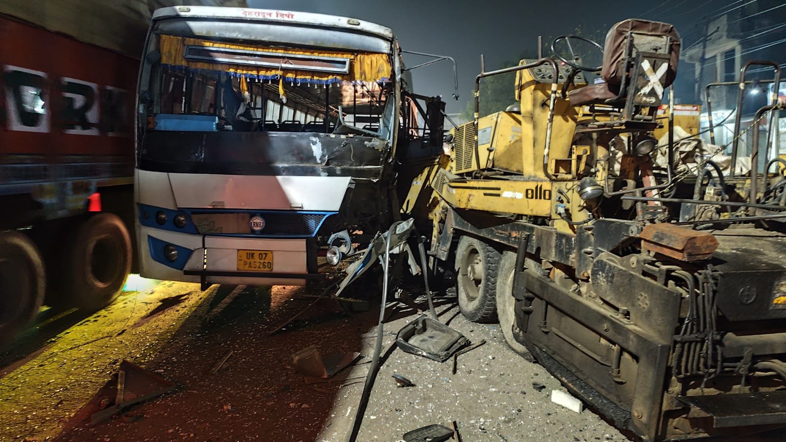 दिल्ली–देहरादून नेशनल हाईवे- NH-58 पर मंगलवार तड़के एक बड़ा सड़क हादसा