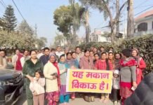 Meerut News: परिवारों ने मकानों पर लगाए ‘बिकाऊ हैं’ पोस्टर