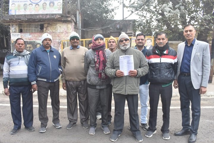 वार्ड-7 सोफीपुर स्थित कृष्णा कालोनी के लोग