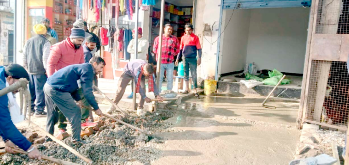 नाली निर्माण को तोड़ दिए घरों के रैंप