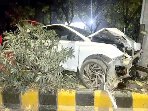 तेज रफ्तार कार का धमाके के साथ फटा टायर