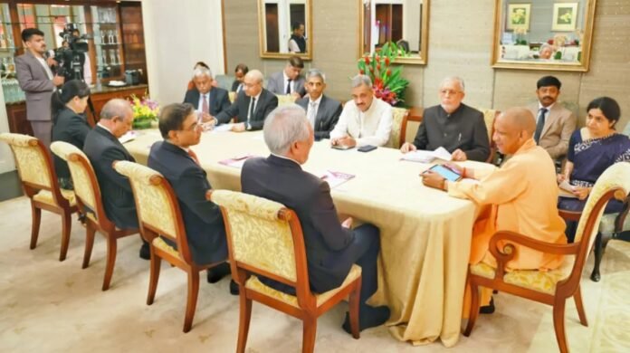 उत्तर प्रदेश के मुख्यमंत्री योगी आदित्यनाथ सिंगापुर के दौरे पर