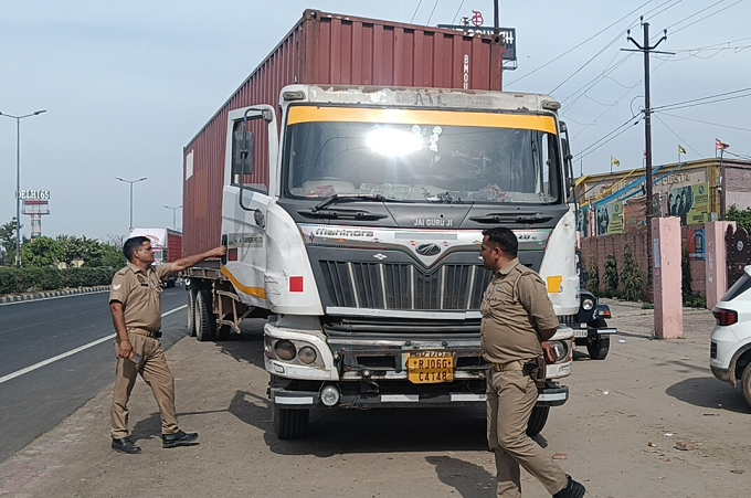 हवाई जहाज के टायरों से भरा ट्रक हाईवे पर पकड़ा