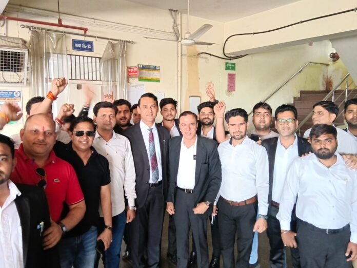 कचहरी में हाईकोर्ट की मांग को लेकर प्रदर्शन करते अधिवक्ता