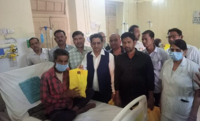 जिला अस्पताल के टीवी वार्ड में सैफी संघर्ष समिति द्वारा फल वितरण किया गया Saifi Samaj