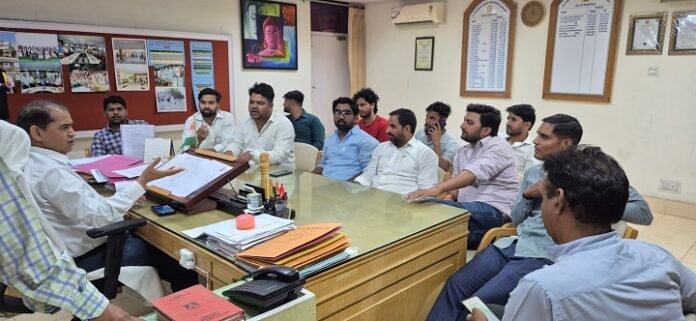 छात्रों ने विभिन्न मुद्दों के संबंध में रजिस्ट्रार को एक ज्ञापन सौंपा।