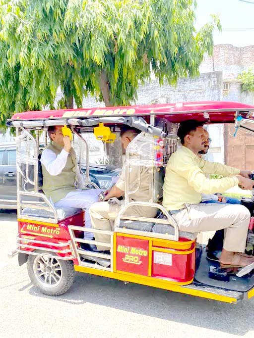 MLC Dharmendra Bhardwaj reached the meeting by e-rickshaw