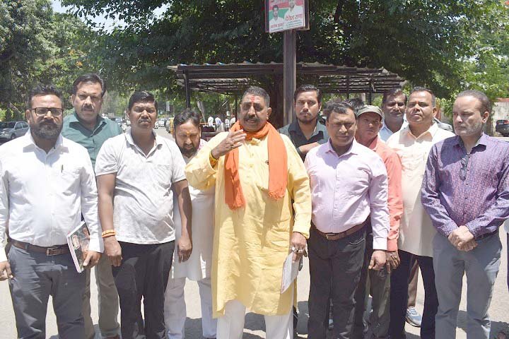 मेरठ विकास प्राधिकरण के खिलाफ हिन्दू स्वाभाविक संस्था का प्रदर्शन