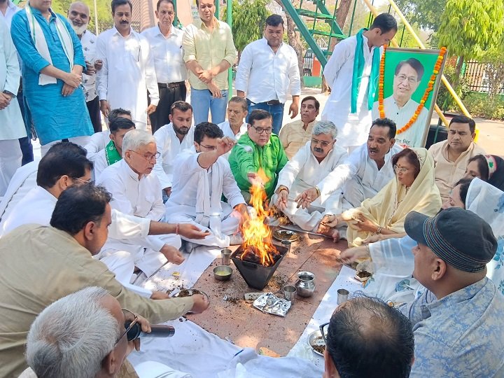हवन कर रालोद ने चौधरी अजित सिंह को दी श्रद्धांजलि