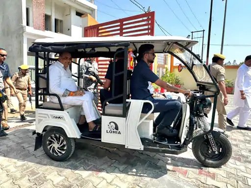 विधायक आकाश सक्सेना ने खरीदीं चार ई-रिक्शा