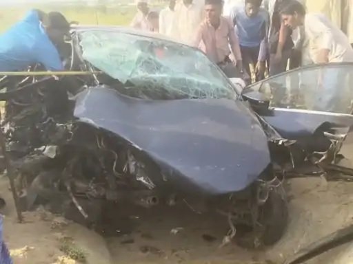 संभल: गंगा एक्सप्रेस-वे पर दो कारों की आमने-सामने की टक्कर में पिता-पुत्री की मौत