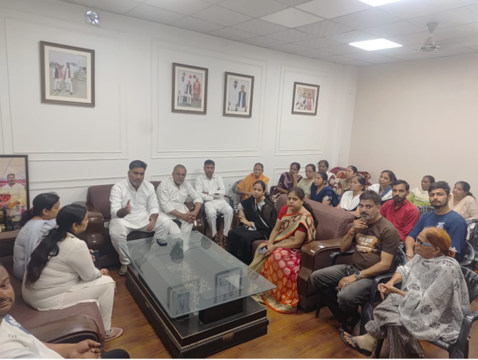 Women reached Atul Pradhan is residence in Shastri Nagar Central Market case