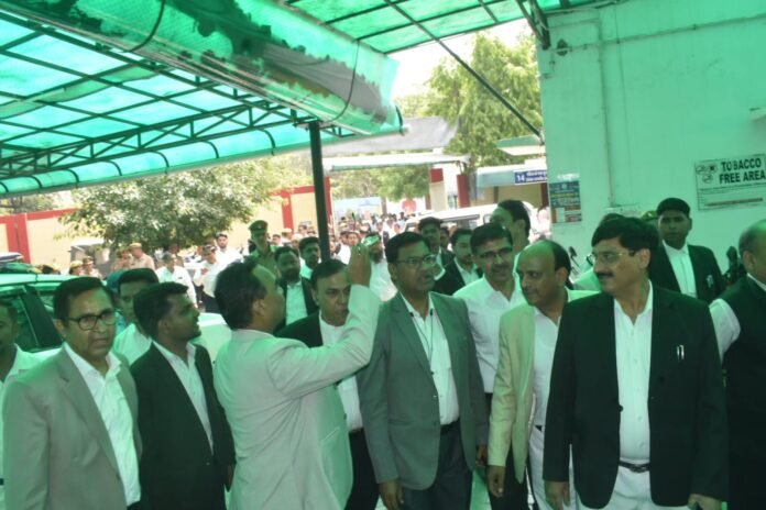वकीलों पर हुए मुकदमे के विरोध मैं एसएसपी से मिलने पहुंचे अधिवक्ता photo 1